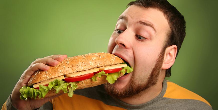 marian-otylosc-ajwendieta.jpg funny guy eating hamburger on green background