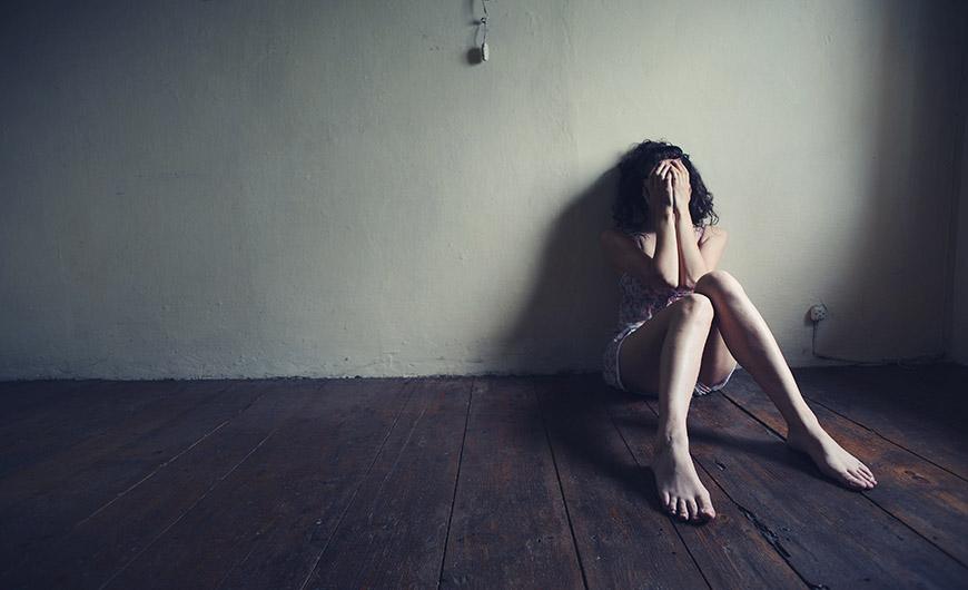 kilka-slow-o-samotnosci-w-diecie.jpg sad woman sitting alone in a empty room